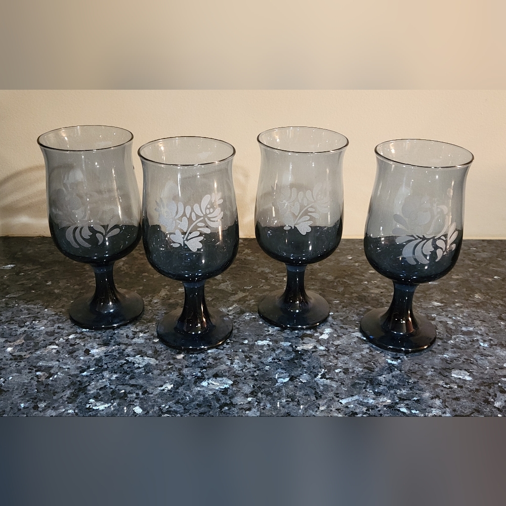 Pfaltzgraff Yorktowne Wine Glasses 8oz set of 4
